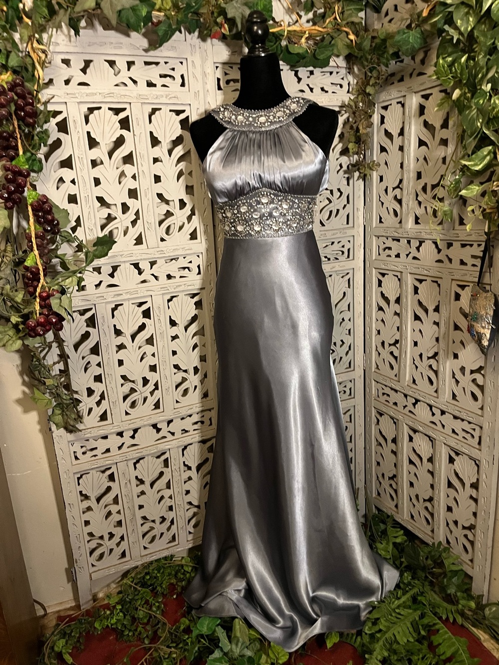 BEE DARLIN’ GLAMOROUS SILVER FLUID LUXE FABRIC SLEEVELESS FORMAL DRESS GOWN